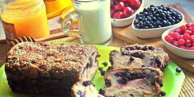 Рецепт хлебной шарлотки яблочно-ягодная