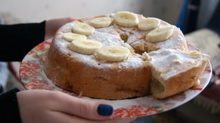 Рецепт Шарлотки с бананами и вишней