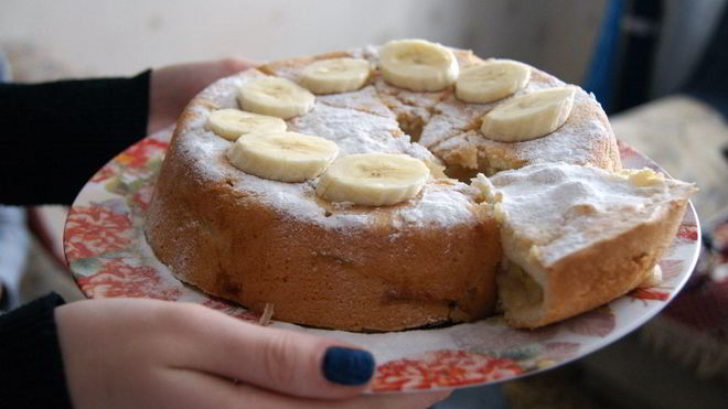 Рецепт шарлотки с бананами и вишней