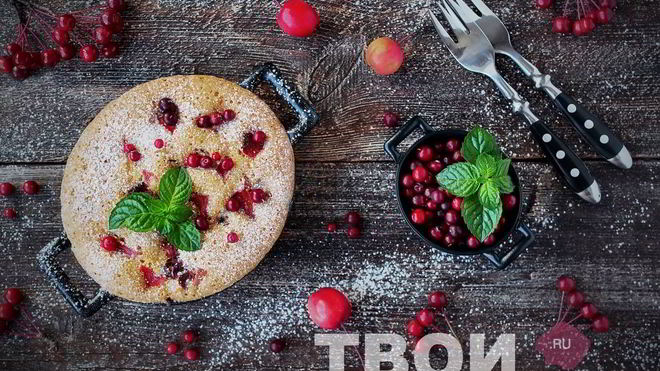 Рецепт шарлотки с брусникой