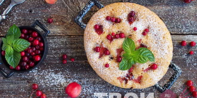 Рецепт шарлотки с брусникой