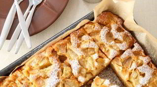 Рецепт Шарлотки с кислыми яблоками и корицей