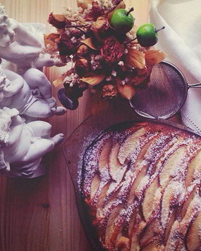 Рецепт шарлотки с кислыми яблоками и корицей