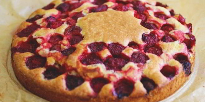 Рецепт Шарлотки с клубникой