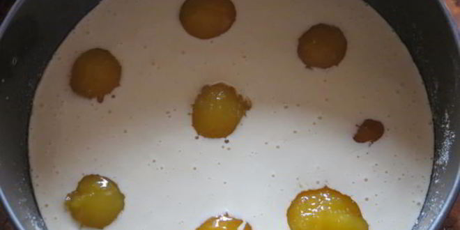 Рецепт шарлотки с персиками