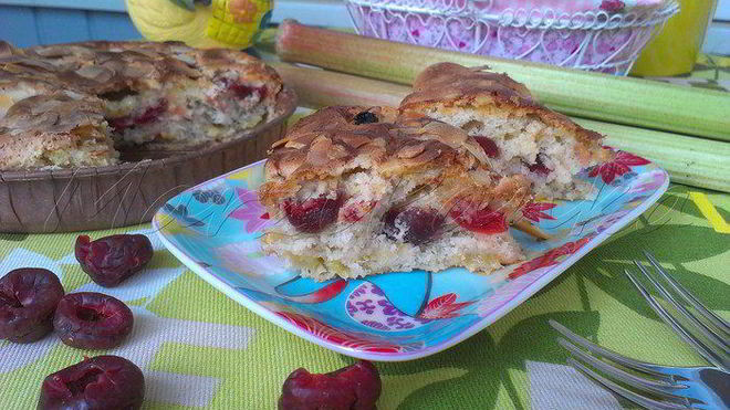 Рецепт шарлотки с ревенем, вяленой вишней и пряностями