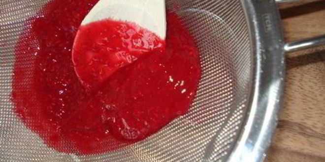 Рецепт шарлотки с шоколадно-малиновым муссом и воздушным ванильным кремом