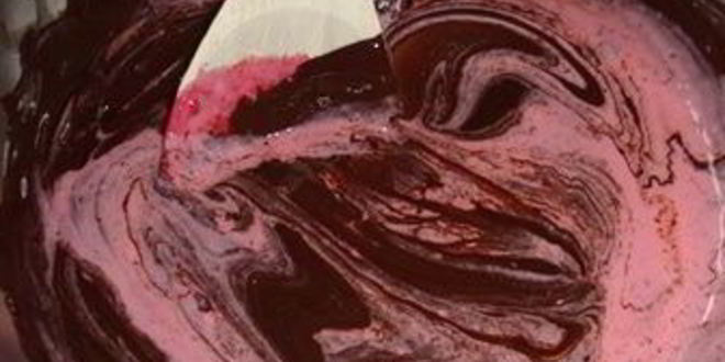 Рецепт шарлотки с шоколадно-малиновым муссом и воздушным ванильным кремом