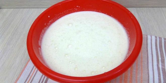 Рецепт шарлотки с вишней и яблоками на простокваше