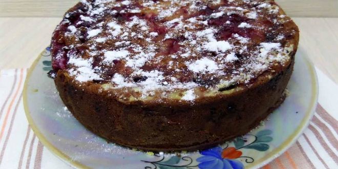 Рецепт шарлотки с вишней и яблоками на простокваше