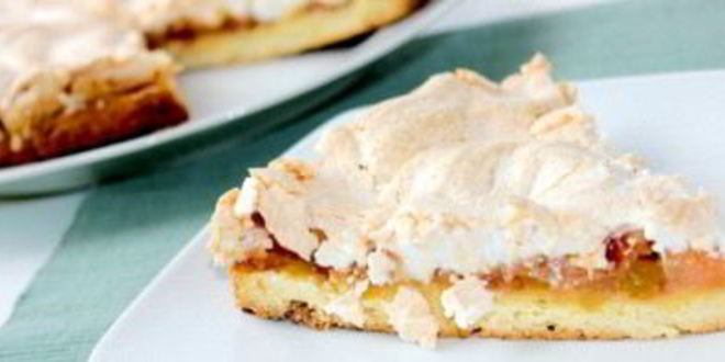 Рецепт шарлотки с яблоками и безе