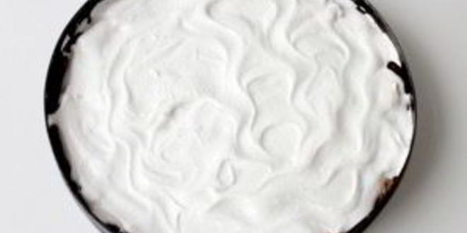 Рецепт шарлотки с яблоками и безе