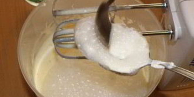 Рецепт шарлотки с яблоками и смородиной