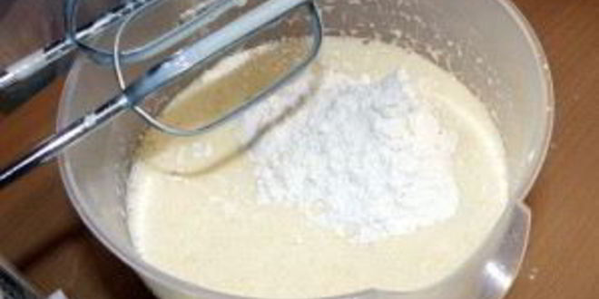 Рецепт шарлотки с яблоками и смородиной