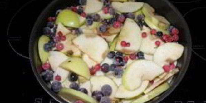 Рецепт шарлотки с яблоками и смородиной
