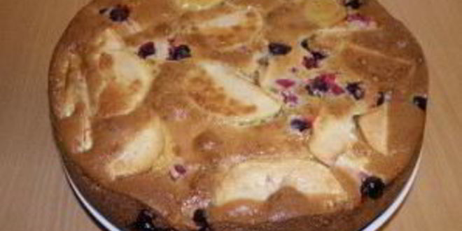 Рецепт шарлотки с яблоками и смородиной