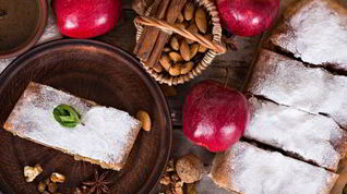 Рецепт Шарлотки с яблоками корицей и изюмом