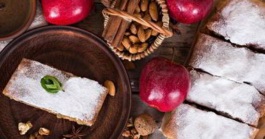 Рецепт Шарлотки с яблоками корицей и изюмом