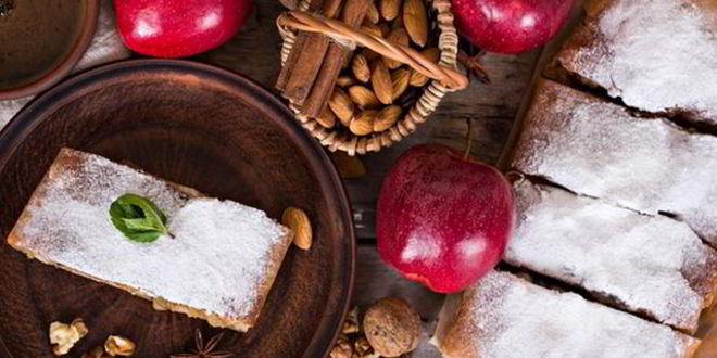 Рецепт Шарлотки с яблоками корицей и изюмом