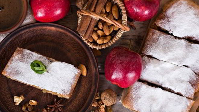 Рецепт шарлотки с яблоками корицей и изюмом