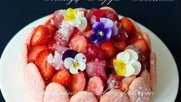 Рецепт Шарлотки с запеченным ревенем, баварским фисташковым кремом и клубникой