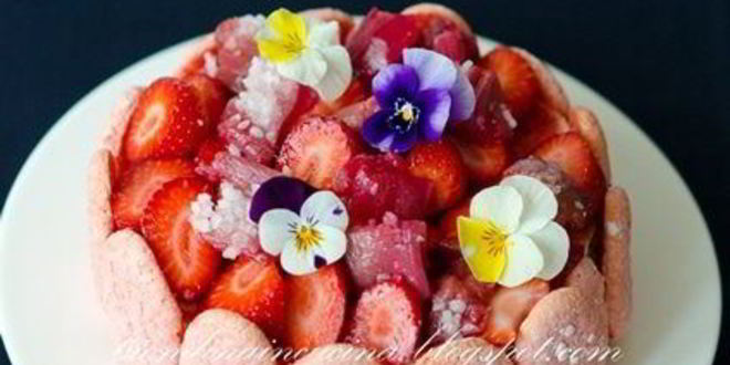 Рецепт Шарлотки с запеченным ревенем, баварским фисташковым кремом и клубникой