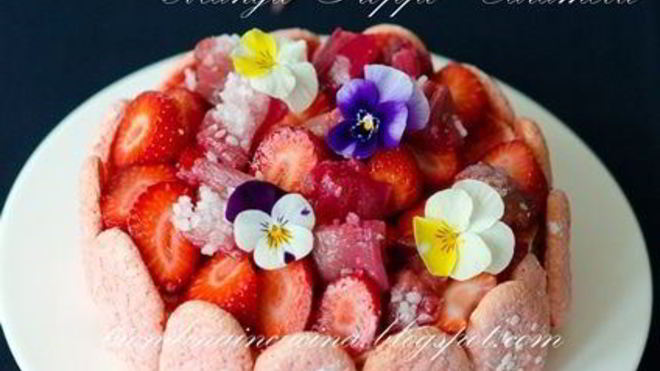 Рецепт шарлотки с запеченным ревенем, баварским фисташковым кремом и клубникой