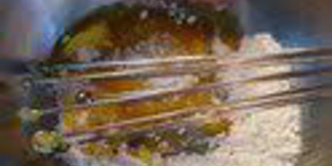 Рецепт шарлотки с запеченным ревенем, баварским фисташковым кремом и клубникой