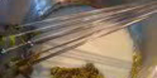 Рецепт шарлотки с запеченным ревенем, баварским фисташковым кремом и клубникой