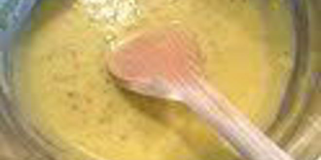 Рецепт шарлотки с запеченным ревенем, баварским фисташковым кремом и клубникой