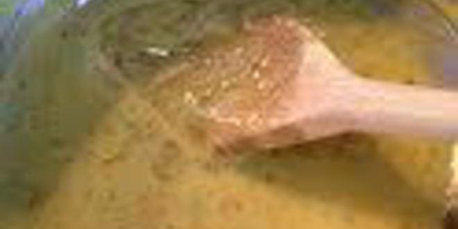 Рецепт шарлотки с запеченным ревенем, баварским фисташковым кремом и клубникой