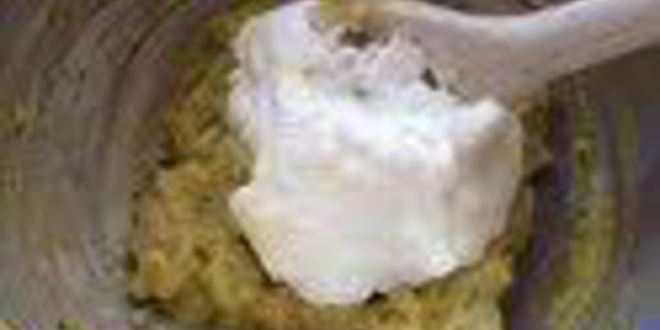 Рецепт шарлотки с запеченным ревенем, баварским фисташковым кремом и клубникой