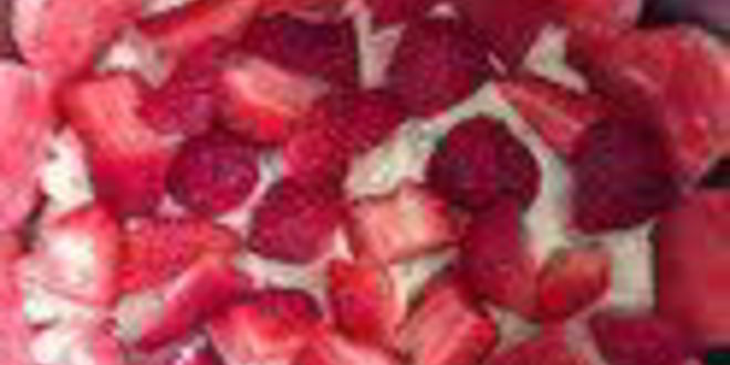 Рецепт шарлотки с запеченным ревенем, баварским фисташковым кремом и клубникой