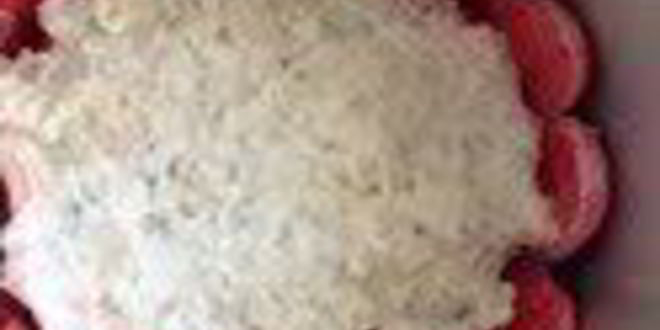 Рецепт шарлотки с запеченным ревенем, баварским фисташковым кремом и клубникой