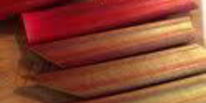 Рецепт шарлотки с запеченным ревенем, баварским фисташковым кремом и клубникой