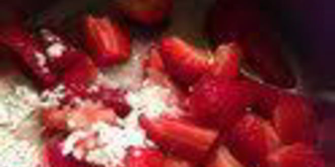 Рецепт шарлотки с запеченным ревенем, баварским фисташковым кремом и клубникой