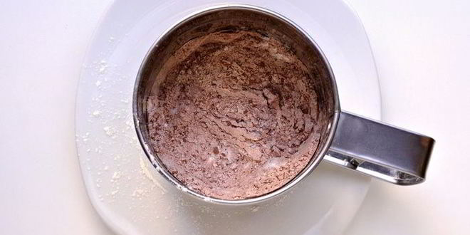 Рецепт шоколадной шарлотки с грушей и корицей