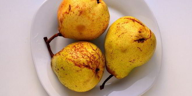 Рецепт шоколадной шарлотки с грушей и корицей