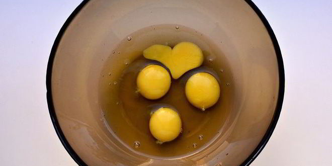 Рецепт шоколадной шарлотки с грушей и корицей