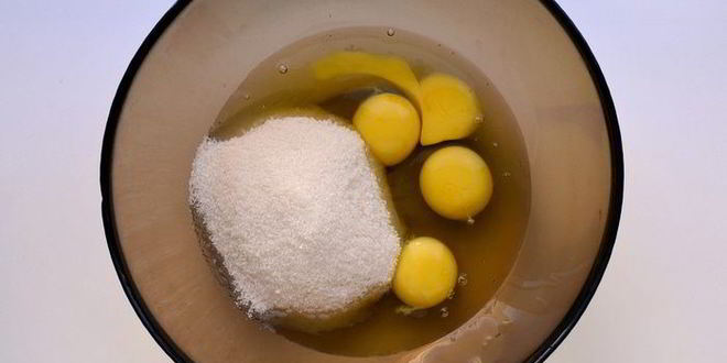 Рецепт шоколадной шарлотки с грушей и корицей