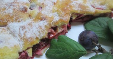 Рецепт Сливовой шарлотки на сметане