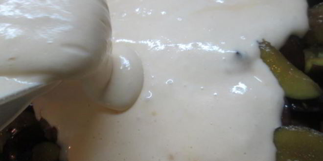 Рецепт сливовой шарлотки на сметане