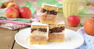 Рецепт Яблочной шарлотки под двухцветным бисквитом