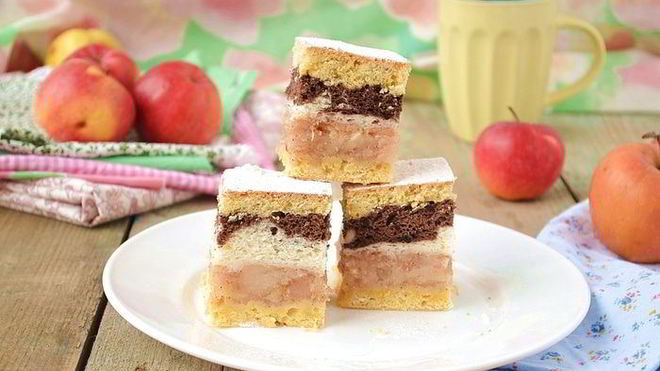 Рецепт яблочной шарлотки под двухцветным бисквитом