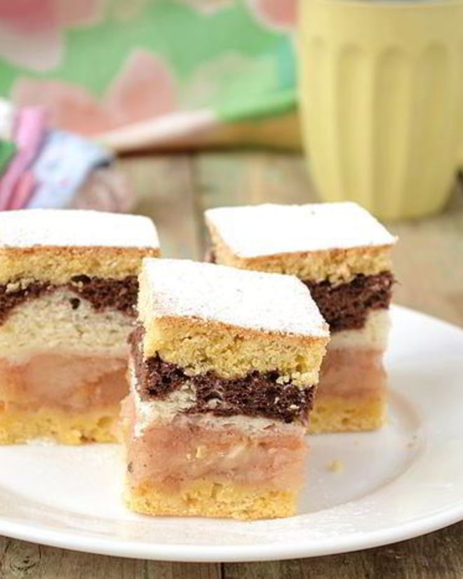 Рецепт яблочной шарлотки под двухцветным бисквитом