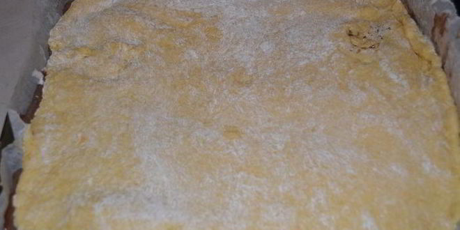 Рецепт яблочной шарлотки под двухцветным бисквитом