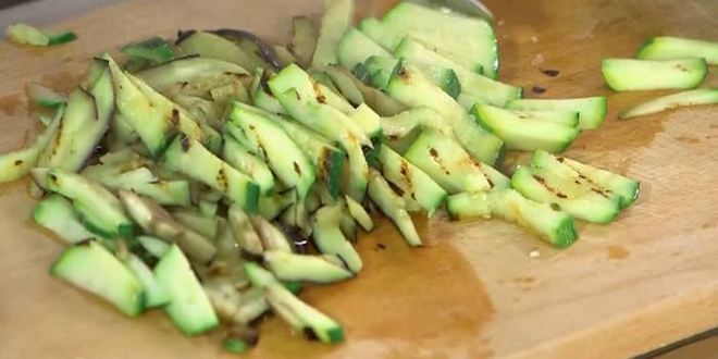 Рецепт овощного штруделя с фасолью и паприкой