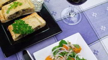 Рецепт Штруделя с грибами и козьим сыром