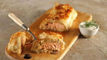 Рецепт Штруделя с лососем и тушеной капустой