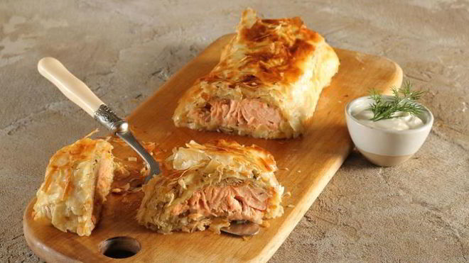 Рецепт штруделя с лососем и тушеной капустой